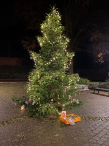 Lebendiger Adventskalender am 08.12.23 auf dem Dorfplatz Hentern