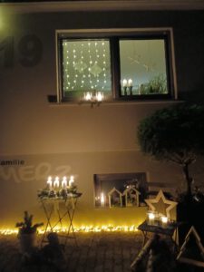 Adventsfenster Familie Merz Hentern